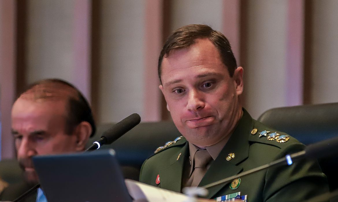 Exército Autoriza: Mauro Cid ganha direito à aposentadoria antecipada; Entenda a decisão