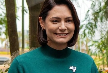 Do Palácio para o Mercado: Michelle Bolsonaro registra nome de Jair para linha de cervejas, isqueiros e vapes