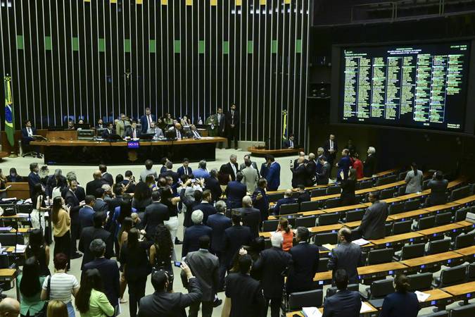 Brasília em Ritmo de Maratona: Congresso retoma trabalhos com calendário encurtado pelas Eleições 2026