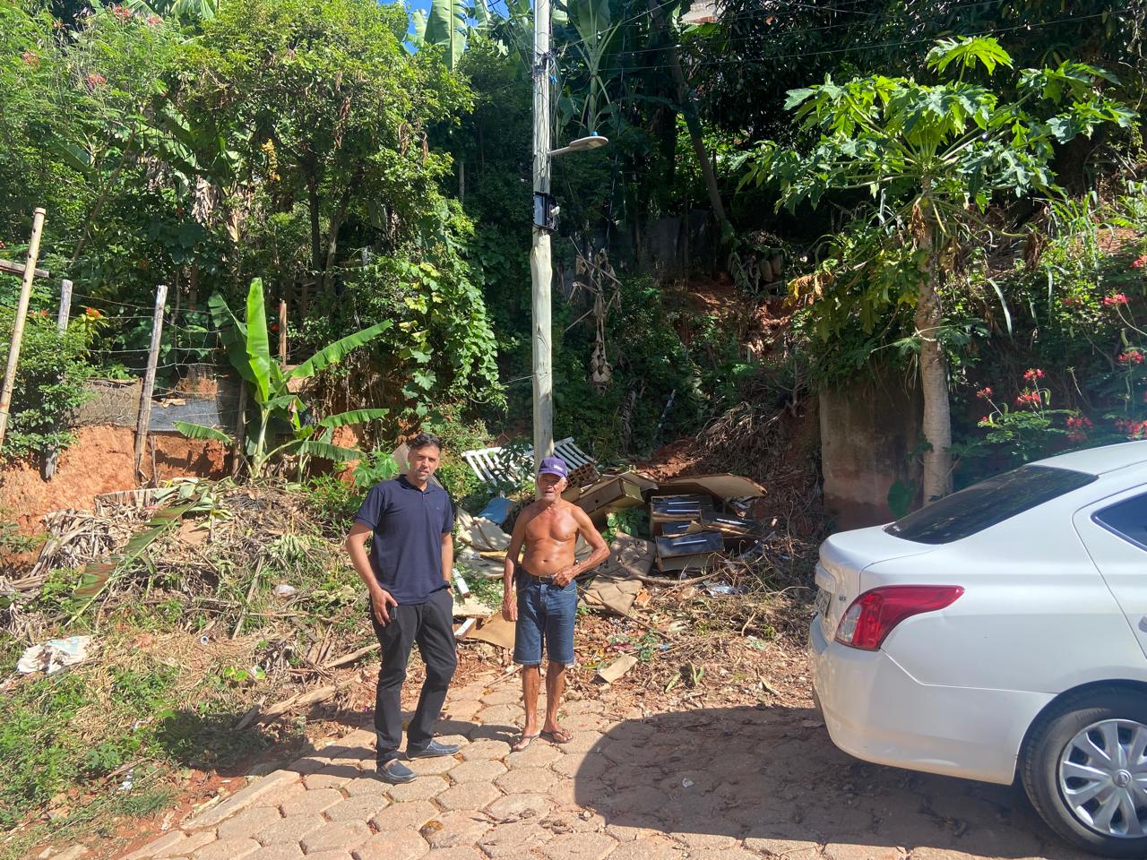 Moradores da Rua Guimarães, no Betânia, recebem visita de Vereador e Diretor do DEMOV após denúncia ao Canal do Nekinhas