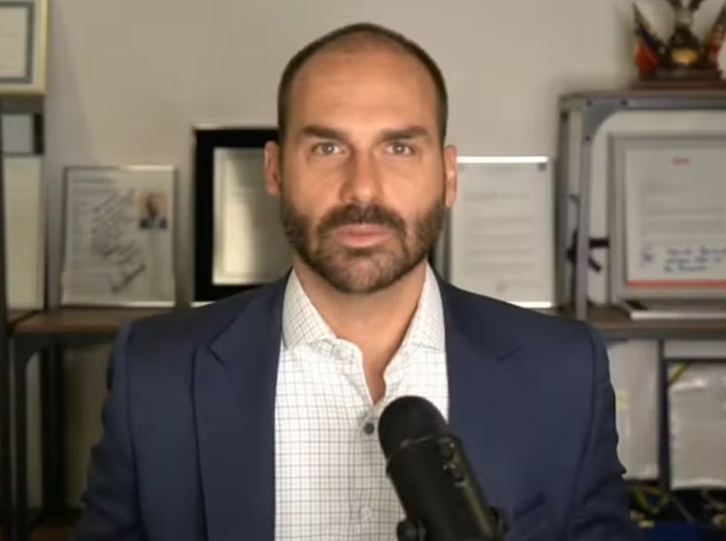 PF determina que Eduardo Bolsonaro retorne ao cargo de escrivão em São Paulo