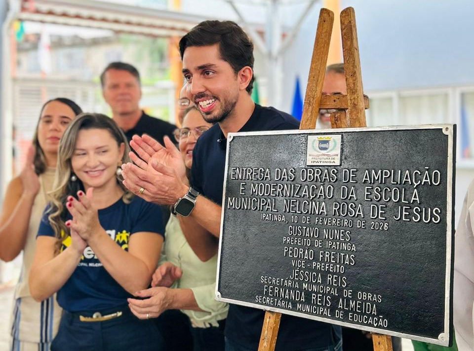 Prefeito Gustavo Nunes inaugura reforma da Escola Nelcina Rosa de Jesus e estreia quadra com futebol entre alunos.