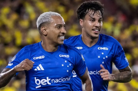 Noite do 10: Matheus Pereira decide e Cruzeiro estreia na Libertadores com vitória sobre o Barcelona no Equador