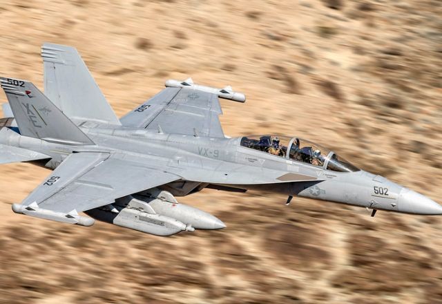 TENSÃO GLOBAL: Caças dos EUA sobrevoam região próxima a Caracas e elevam tensão com a Venezuela