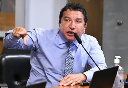 Técnica de enfermagem registra ocorrência contra senador Magno Malta por suposta agressão
