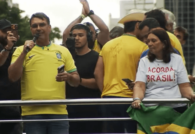 De Colete e no Ataque: Flávio Bolsonaro estreia como pré-candidato na Paulista, mira STF e "Lulinha"