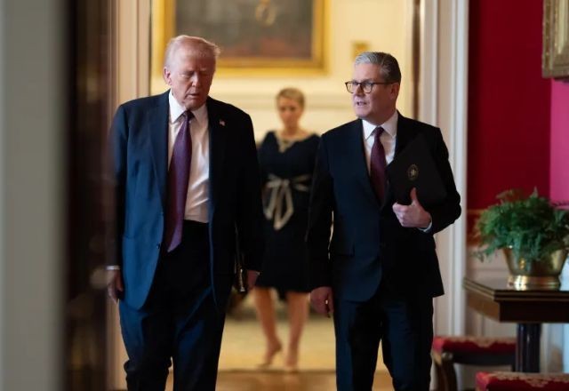 Diplomacia de Crise: Trump e Keir Starmer definem reabertura do Estreito de Ormuz como "essencial"