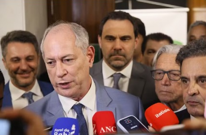 BOMBA POLÍTICA: Aécio Neves convida Ciro Gomes para disputar a Presidência pelo PSDB!