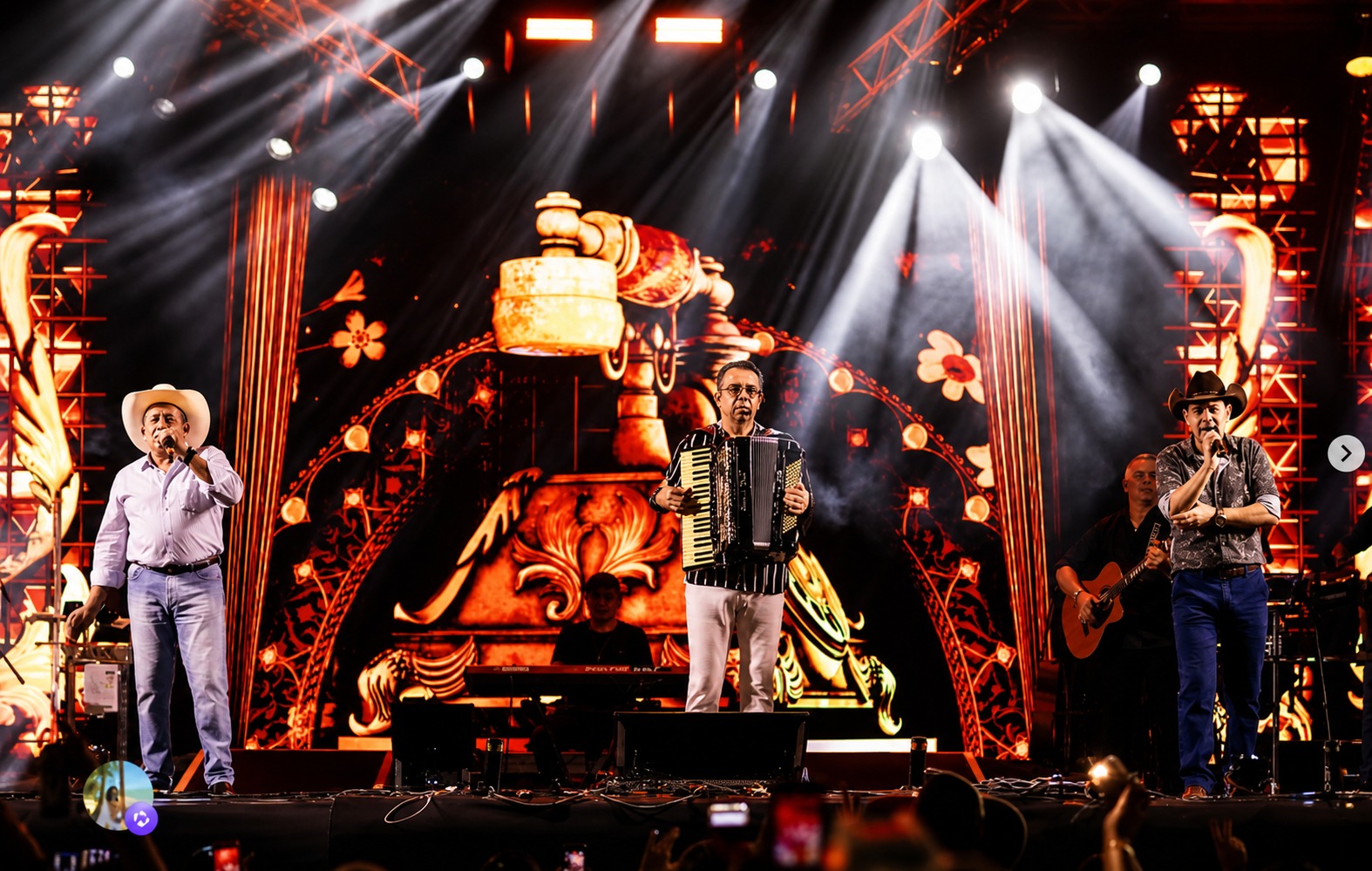Trio Parada Dura encerra sexta-feira de grandes shows no aniversário de Ipatinga; veja o que rolou