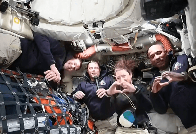 "Extraordinário": Astronautas da Missão Artemis II relatam emoção ao ver a Terra ficando pequena no horizonte