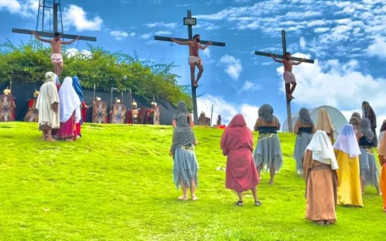 Fé e Emoção: Teatro da Paixão de Cristo reúne mais de 4 mil pessoas no Parque Ipanema
