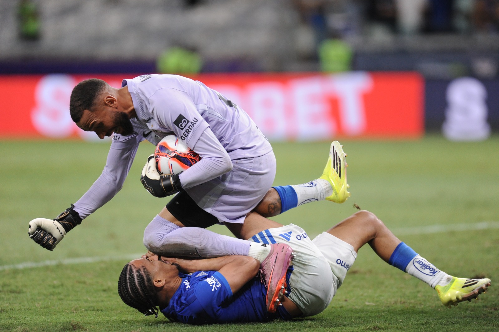 Título e Caos: Cruzeiro é Campeão Mineiro 2026 em clássico marcado por recorde mundial de 23 expulsões