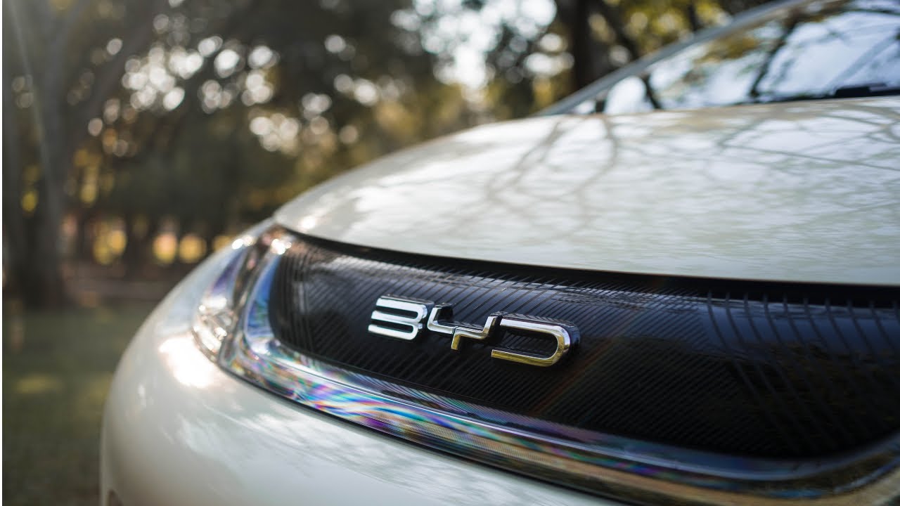 NEGÓCIOS & TECNOLOGIA: BYD supera Tesla e assume a liderança mundial de carros elétricos em 2025