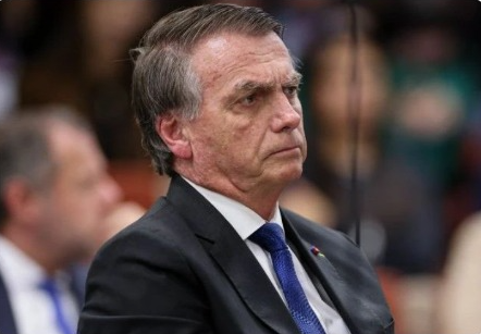 Bolsonaro segue internado após cirurgia e realiza prevenção contra trombose, diz boletim