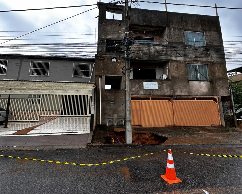 ALERTA NO CARAVELAS: Fortes chuvas mobilizam autoridades na Rua Amazonas em Ipatinga