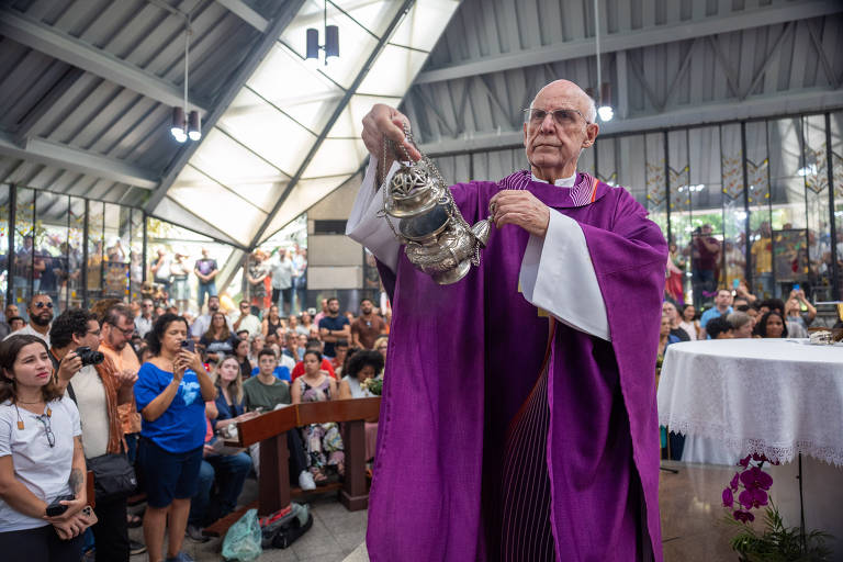 RELIGIÃO E SOCIEDADE: Fiéis e apoiadores abraçam Padre Júlio Lancellotti em primeira missa após veto digital