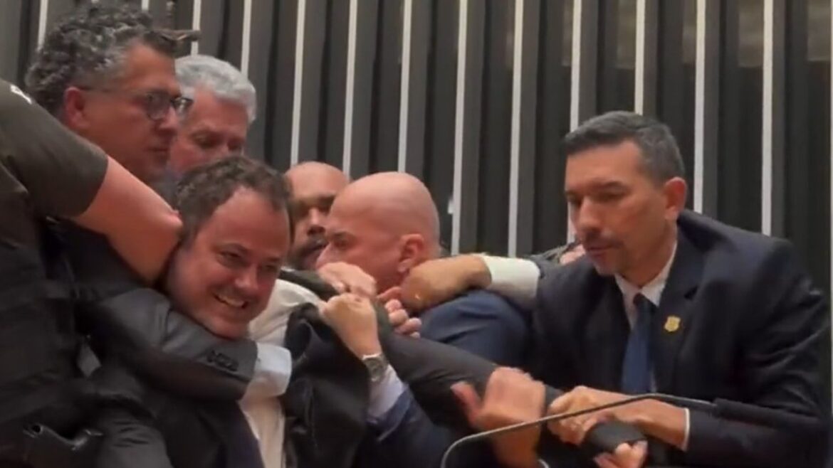 TUMULTO EM BRASÍLIA: Deputado Glauber Braga é Retirado à Força da Cadeira da Presidência da Câmara
